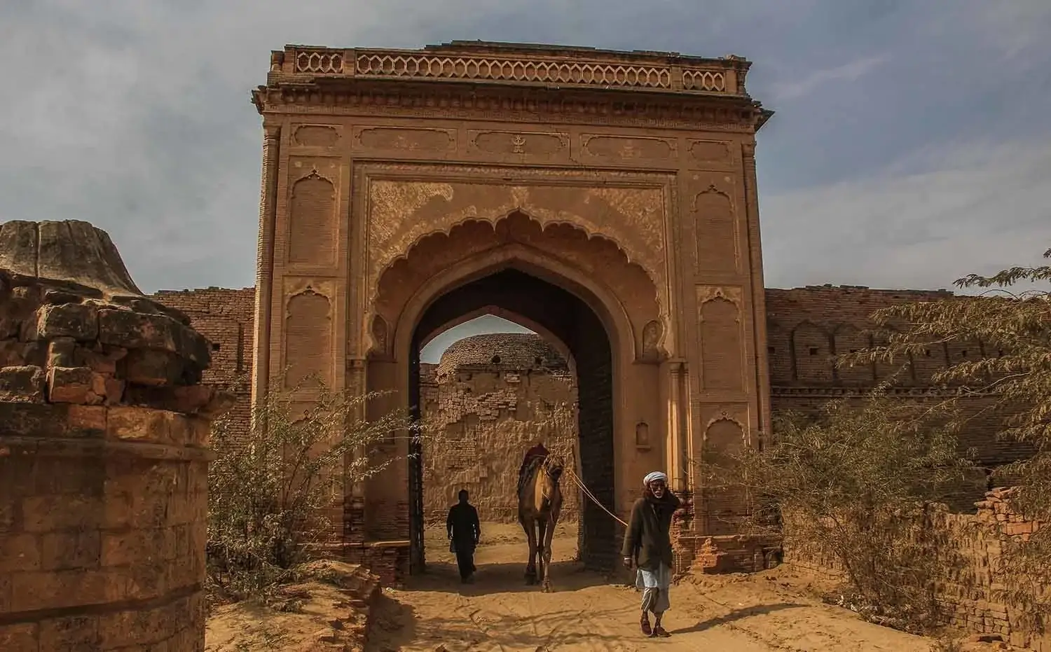 derawar-fort-bahawalpur-pakistan-9th-century-v0-b8p4zstx8asb1.jpg