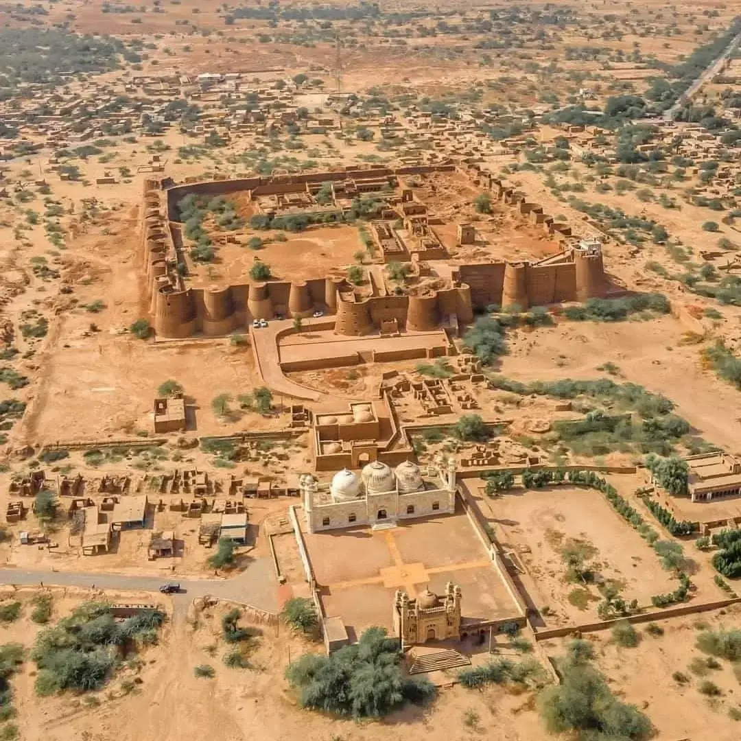 derawar-fort-bahawalpur-pakistan-9th-century-v0-we7x763x8asb1.jpg